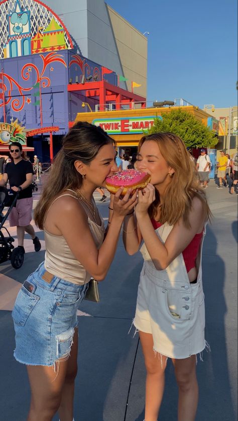 Disney Trip Friends, Universal Studios Poses, Disney World Best Friends, Universal Aesthetic Pictures, Cali Trip Outfits, Disney Picture Ideas Instagram Friends, Disney Poses Ideas Best Friends, Amusement Park With Friends, Universal Orlando Aesthetic