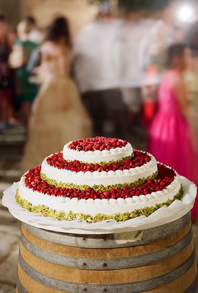 millefoglie Italian Wedding Cake, Sicilian Wedding, Italian Wedding Cakes, Sicily Wedding, Red And White Weddings, Sandra Lee, Italian Cake, Stunning Wedding Venues, Traditional Cakes