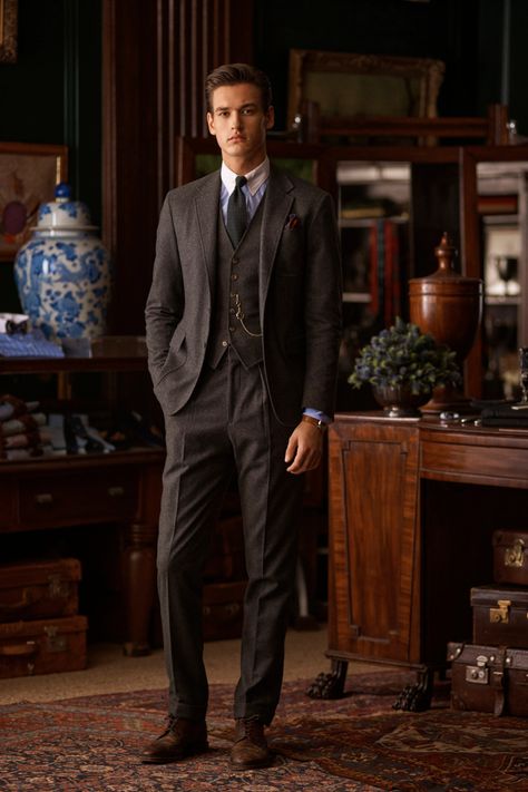 Polo Ralph Lauren Fall 2020 Menswear Collection - Vogue Ralph Lauren Fall 2020, Dark Academia Fashion Men, Cottagecore Fashion Male, Ralph Lauren Suits, Herringbone Suit, Ralph Lauren Fall, Dark Academia Fashion, Elegante Casual, Old Money Style