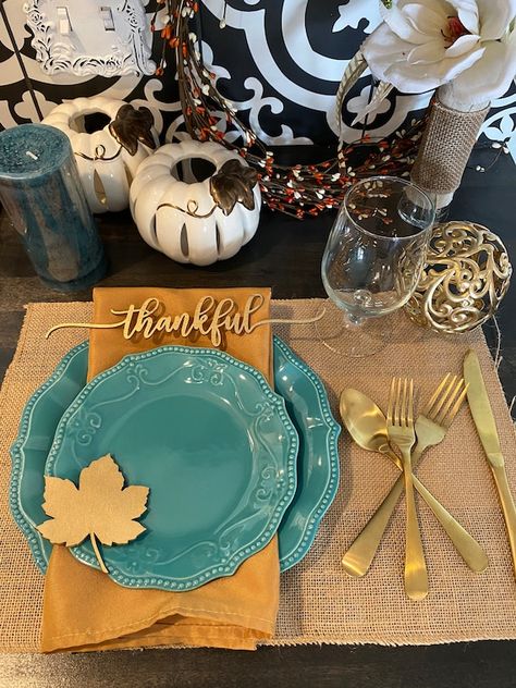 Friendsgiving Ideas Decorations Diy, Thanksgiving Ideas Decorating, Thanksgiving Tablescapes Ideas, Thanksgiving Dining Table Decor, Fall Table Settings Autumn, Modern Thanksgiving Decor, Place Cards Thanksgiving, Thanksgiving Dinner Table Setting, Thanksgiving Place Setting