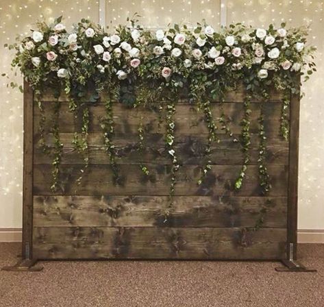 Fancy Backdrop Ideas, Pallet Backdrop Wedding, Anniversary Backdrop, Head Table Wedding Backdrop, Boxwood Backdrop, Marriage Conference, Pallet Backdrop, Wedding Photo Walls, Fancy Decor