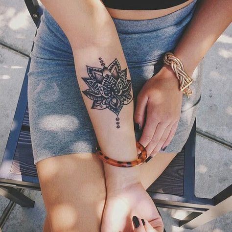 . Tato Mandala, Lotus Flower Tattoo Design, Tato Henna, Polynesian Tattoos, Ganesha Tattoo, Geometric Tattoos, Cute Small Tattoos, Mandala Tattoo Design, Lotus Tattoo