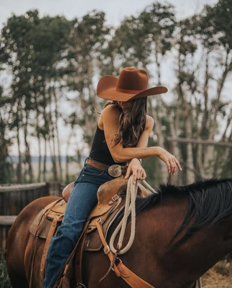 Creative Outdoor Photoshoot Ideas, Western Photoshoot Ideas, Western Photo Shoots, Cowgirl Photography, Horse Senior Pictures, Horse Photoshoot Ideas, Outdoor Photoshoot Ideas, Cowgirl Photoshoot, Horse Photography Poses