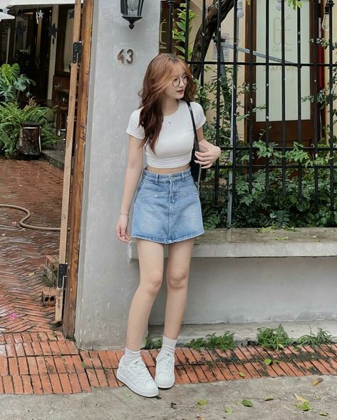 Skort Styling, Cute Aesthetic Outfits, Outfit Ideaa, Minimalistic Outfits, Preteen Fashion, Simple Style Outfits, My Property, Fashion Top Outfits, Korean Casual Outfits