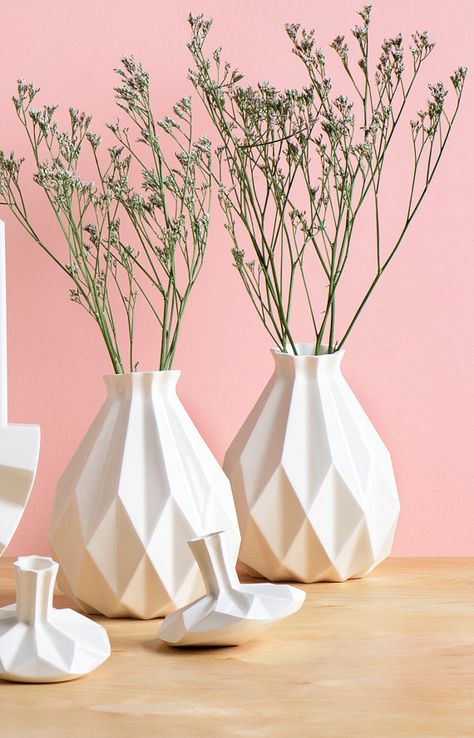 2018 Home Trend to Watch: Geometric Patterns - The Cameron Team Small Round Vase Centerpiece, Flower Vase Ideas, Vases Drawing, Vase Origami, White Flower Vase, Pink Vases, Copper Vases, Ceramic Geometric, Round Vases