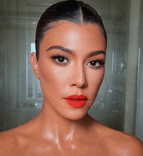 Kourtney Kardashian Makeup, Slicked Back Hairstyles, Stunning Eye Makeup, Kardashian Makeup, Red Lips Makeup Look, Natural Beauty Secrets, Eye Makeup Styles, Red Lip Makeup, Brown Skin Makeup