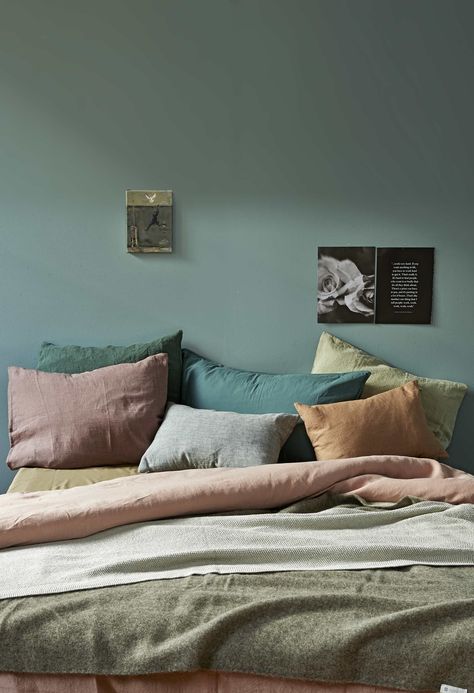 cozy bedroom design, bedroom inspirations, cozy bed, italianbark interior design blog, green wall bedroom, colourful pillows bedroom, green headboard, testaletto verde Bedroom Inspirations Cozy, Design Ložnic, Cozy Bedroom Design, Retro Home Decor, Retro Home, Blue Walls, Design Case, Cozy Bedroom, Doterra