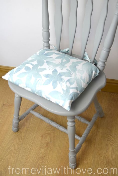 How to Make a Chair Cushion with Ties - From Evija with Love Seat Cushions Diy, Diy Chair Cushions, Kitchen Chair Pads, Sewing Chair, Dining Room Chair Cushions, Dining Chair Pads, Cute Cushions, Kitchen Chair Cushions, Sewing Cushions