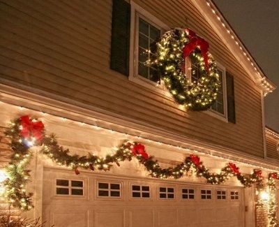 Image result for garage door present wrap Exterior Christmas Lights, Christmas Lights Outside, Exterior Christmas, Outside Christmas Decorations, Diy Christmas Lights, Christmas House Lights, Lights Ideas, Christmas Lighting, Beautiful Christmas Decorations