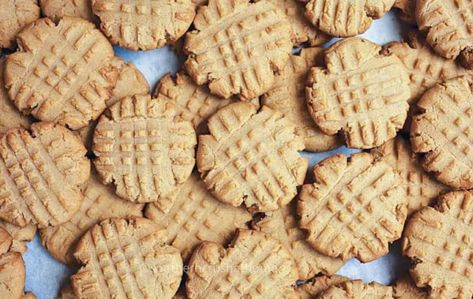 3 Ingredient Homemade Peanut Butter Cookies School Cookies Recipe, Homemade Peanut Butter Cookies, Classic Peanut Butter Cookies, Best Holiday Cookies, Classic Cookies Recipes, Chewy Peanut Butter Cookies, Homemade Peanut Butter, Butter Cookies Recipe, Chewy Chocolate Chip