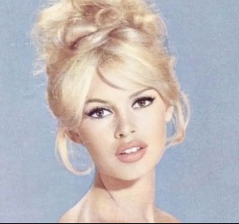 Des Femmes D Gitanes, Woman With Blonde Hair, Bridgette Bardot, Bridget Bardot, Bardot Style, Actrices Hollywood, French Actress, Brigitte Bardot, 인물 사진