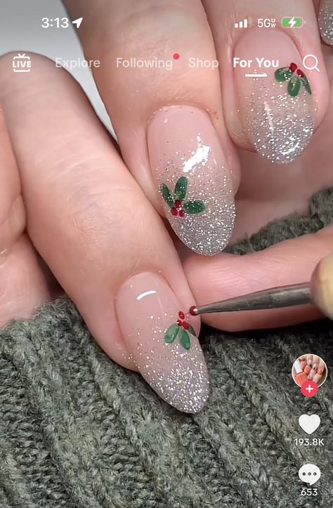 Christmas Aesthetic Nails Ideas, Festive Glitter Nails, Holly Nails Christmas, Chrostmas Nails, Christmas Nails Design Holiday, French Christmas Nails, Christmas Manicure Ideas, Christmas Nails Aesthetic, Green Christmas Nail Designs