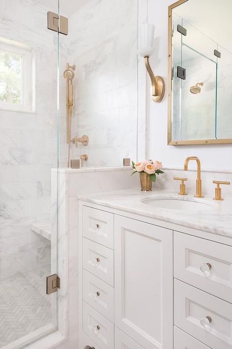 Bathroom Ideas With Gold Touches Cottage Bathroom Inspiration, French Cottage Bathroom, Drømme Bad, Gold Bad, Guest Bathroom Remodel, Natural Recipes, Cottage Bathroom, Gold Fixtures, Bad Inspiration