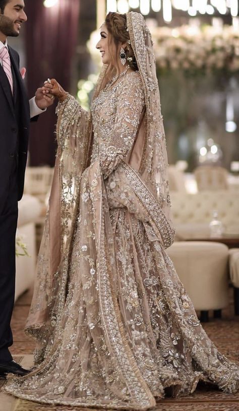 Bridal Wedding Outfit, Bridal Lehenga Indian, Lehenga Indian, Pengantin India, Walima Dress, Desi Wedding Dresses, Asian Bridal Dresses, Asian Wedding Dress, Wedding Dress Outfit