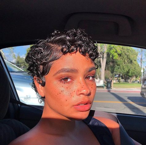 Finger Waves Short Hair, Faux Freckles, Natural Hair Short Cuts, Short Sassy Hair, Beautiful Curls, Penteado Cabelo Curto, Short Natural Hair Styles, Short Curly Hair, Pixie Hairstyles