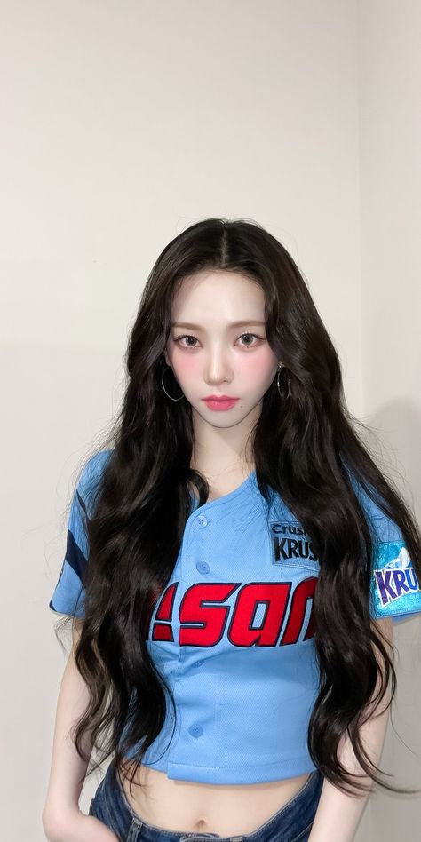 Karina aespa Karina Wavy Hair, Karina Ponytail, Aespa Hairstyle, Karina Hairstyle, Karina Outfit, Ae Karina, Karina Hair, Blue Hair Highlights, Lesserafim Yunjin