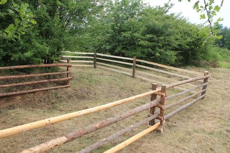 Horse Pasture Fencing, Cerca Natural, Log Fence, Livestock Fence, Horse Fence, Pasture Fencing, Horse Farm Ideas, Diy Horse Barn, Paddock Paradise