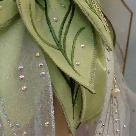 @sewtuft on Instagram: ""Born of laughter, clothed in cheer, happiness has brought you here!" . . . #disney #Peterpan #tinkerbell #disneylimitededitiondolls #disneyfairies" Tinker Bell Dance Costume, Peter Pan Ballet Costumes, Tinkerbell Cosplay Diy, Tinkerbell Moodboard, Tinkerbell Accessories, Pink Tinkerbell, Tinker Bell Dress, Tinkerbell Aesthetic, Tinkerbell Cosplay