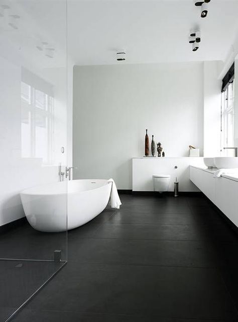 Dark Floor Bathroom, Black Bathroom Floor, Dekorere Bad, Minimalist Bathroom Design, Modern Bathtub, Monochrome Interior, Dark Floors, Trendy Bathroom, Black Floor