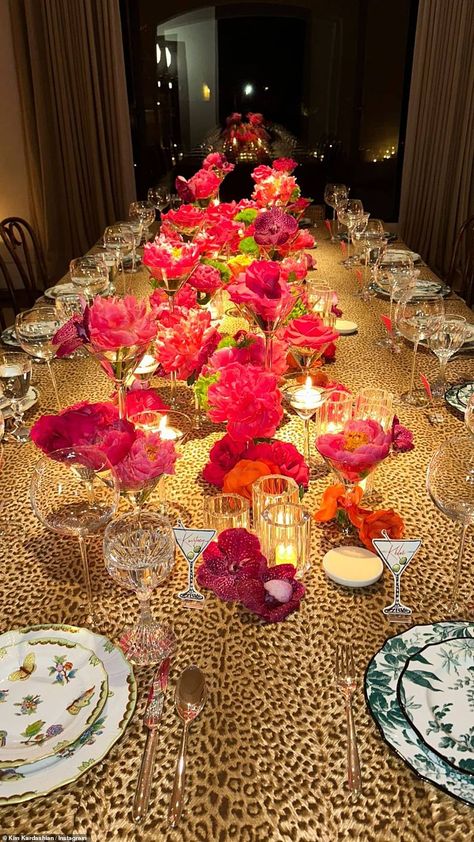 Kim Kardashian Dinner Table, Kardashian Table Setting, Kris Jenner Birthday Party, Birthday Party Table Set Up Women, Kardashian Events, Kardashian Party Decoration, 25 Birthday Ideas Parties, 22 Birthday Party Ideas, Birthday Dinner Decor