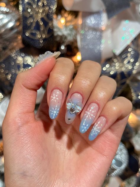 Blue ombre sparkly snowflake nails Blue New Year Nails, Christmas Douyin Nails, Christmas Nails Douyin, Sparkly Snowflake Nails, Douyin Christmas Nails, Blue Douyin Nails, Korean Winter Nails, Douyin Nails Almond, Aura Nails Chrome