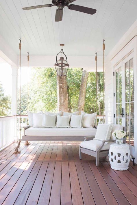 26 Incredibly Relaxing Swinging Bed Ideas For Your Porch Farmhouse Front Porch Decorating, Diy Porch Swing Bed, Farmhouse Front Porch Decor, Front Porch Remodel, Modern Farmhouse Porch, Veranda Design, Diy Porch Swing, Porch Swing Bed, Porch Remodel