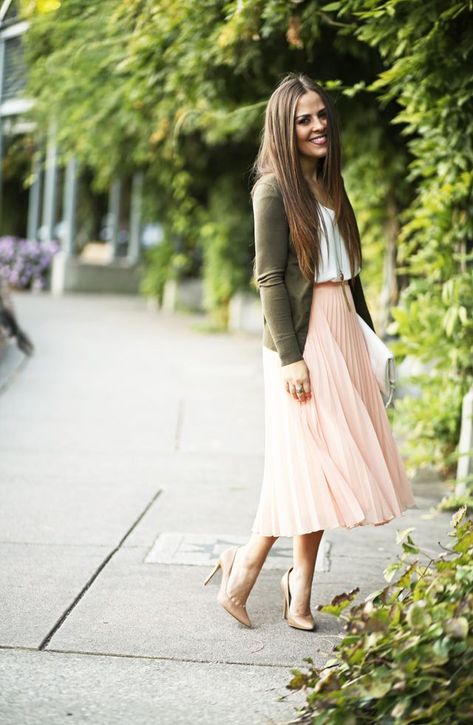 Pink micro pleats. - corilynn. White top+blush pleated midi skirt+camel pumps+khaki cardigan+white clutch+gold necklace. Fall Event Outfit.  #style #fashion #womensfashion #classy  #classyfashion Midi Rock Outfit, Camel Pumps, Pink Skirt Outfits, Pleats Dress, Pleated Skirt Outfit, Pink Pleated Skirt, Midi Skirt Outfit, Outfits 2016, Rock Outfit