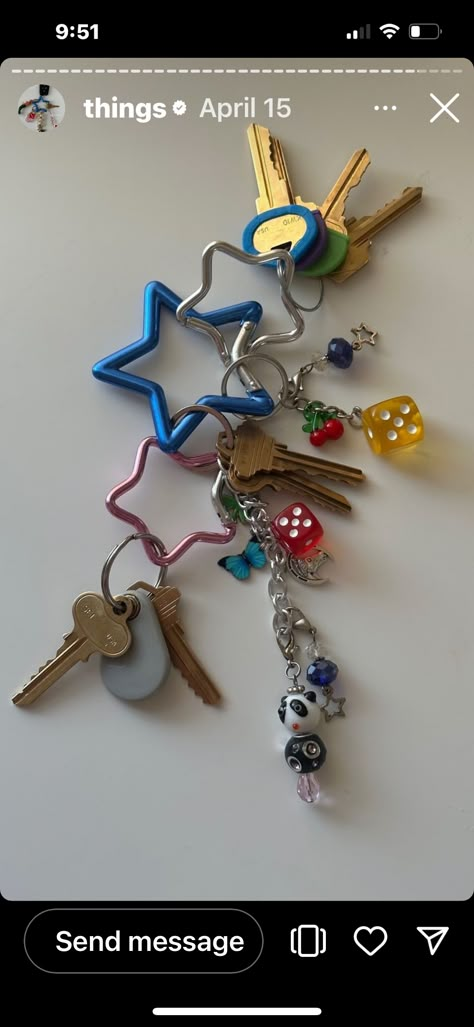 School Keychain Ideas, Maximalist Keychain, Carabeaner Keychain, Cool Keyrings, Cute Keys Aesthetic, Cluttered Keychain, Bag Keychain Aesthetic, Aesthetic Keys, Cute Keychain Aesthetic