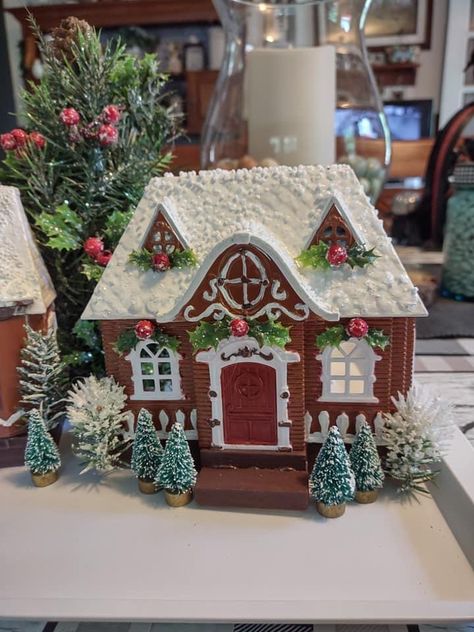 Dollar Tree Dollhouse, Gingerbread House Craft, Dollar Store Christmas Crafts, Gingerbread Crafts, Diy Christmas Village, Gingerbread Christmas Decor, Gingerbread House Decorations, Holiday Crafts Diy, Dollhouse Christmas