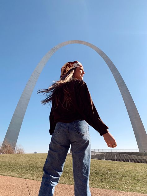 St Louis Arch Picture Ideas, St Louis Aesthetic, Arch Pic, Stl Arch, St Louis Engagement Photos, Arch St Louis, Saint Louis Arch, St Louis Arch, Feeling 22