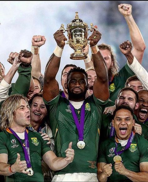 The Rugby World Cup champions - South Africa in Japan Siya Kolisi Wallpaper, Springboks Rugby South Africa Wallpaper, Springboks Wallpaper, Bokke South Africa, Springbokke Rugby, Springbok Rugby Wallpaper, Rugby Aesthetic Wallpaper, Rugby Player Aesthetic, Springbok Rugby Players