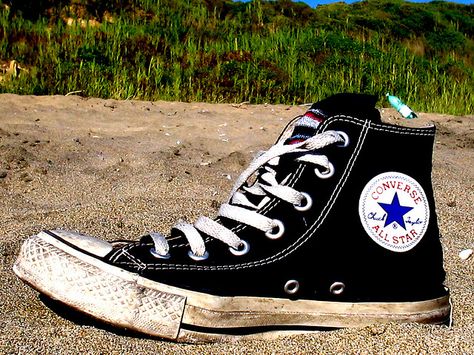 Converse Beat Up, Beat Up Converse, Genshin Modern, Old Converse, Converse Wallpaper, Converse Shoes Men, Shifting Outfits, Alt Shoes, Grunge Core