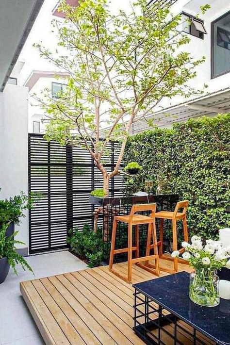 Tiny Backyard House, Narrow Backyard Ideas, Small Backyard Garden Design, Design Per Patio, Garden Pathways, Courtyard Landscaping, Backyard House, Small Backyard Gardens, Small Courtyards