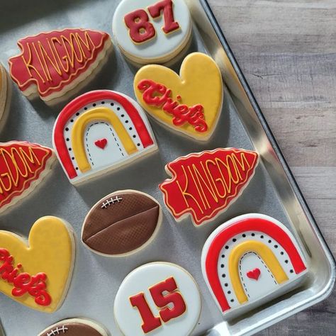 Football Sugar Cookies, Super Bowl Cookies, Heart Cookies Recipe, Christmas Cookie Cake, Glaze Icing, Football Cookies, Chiefs Kingdom, Cookie Decoration, Creative Cookies