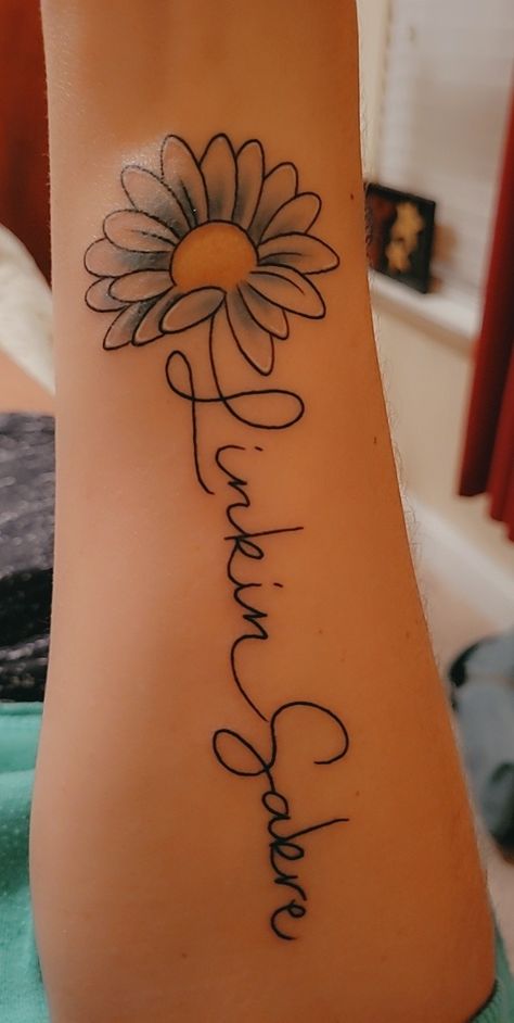 Daisy With Name Tattoo, Daisy Tattoo With Name In Stem, Daisy Tattoo With Name, Child Name Tattoo, Orange Flower Names, Name Flower Tattoo, Daisy Tattoo Designs, Minimalistic Tattoo, Cute Hand Tattoos