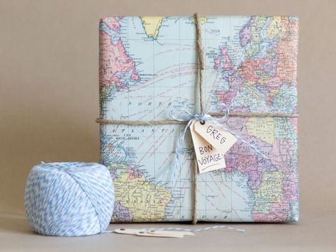 Map Gift-Wrap : Because the holiday season is ripe for world travel, it’s not unlikely that some friends or family members will be airport bound just after presents are exchanged. Wrapping their presents with a world map is only fitting, plus it’s as easy as gift-wrapping gets. Rapping Gifts, Diy Holiday Gift Wrapping, Creative Wrapping, Creative Holiday Gifts, Diy Holiday Gifts, Map Gifts, Holiday Gift Wrap, Wrapping Ideas, Island Style