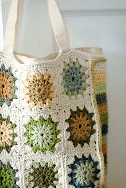 Make her a bag to carry her many piles of books {And which a love for she has instilled in me! <3} Diy Sy, Granny Square Bag, Crochet Bags Purses, Crochet Tote, Blanket Crochet, Crochet Squares, A Hook, Bag Crochet, Crochet Purses