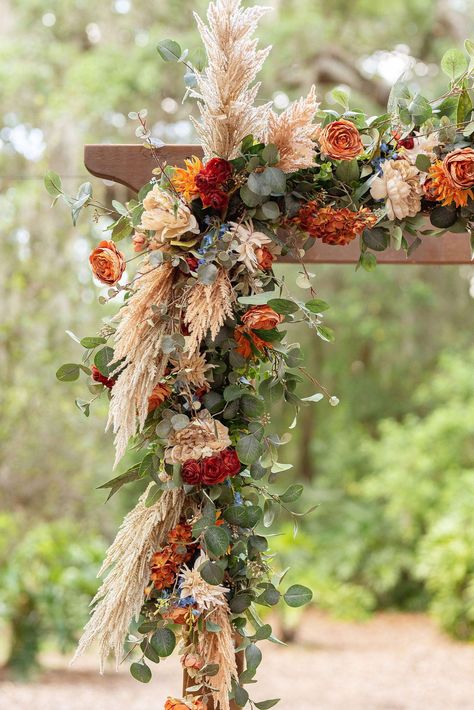 Fall Wedding Arch Swag, Elegant Rustic Fall Wedding Ideas, Outdoor Alter Decor, Fall Wedding Swag, Fall Wedding Backdrops Altars, November Outside Wedding, Fall Boho Wedding Aisle Decor, Fall Wedding Trellis Ideas, Fall Altar Decorations