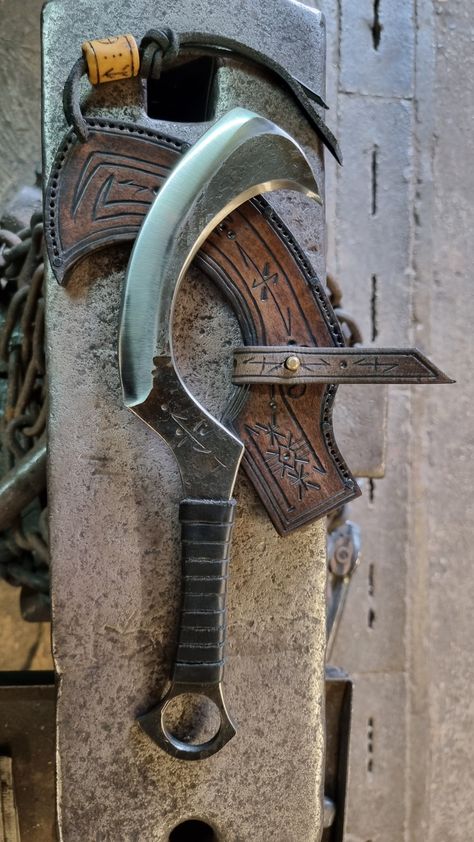 Easy Blacksmith Projects, Blacksmith Projects Ideas, Blacksmith Knife, Escudo Viking, Forging Knives, Blacksmith Forge, Knife Patterns, Pretty Knives, Blacksmith Projects