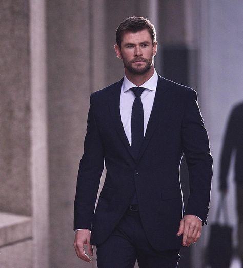 Chris Hemsworth Christopher Hemsworth, Snowwhite And The Huntsman, Hemsworth Brothers, A Man In A Suit, Man In A Suit, Chris Hemsworth Thor, Men Hair Color, Evolution Of Fashion, Liam Hemsworth