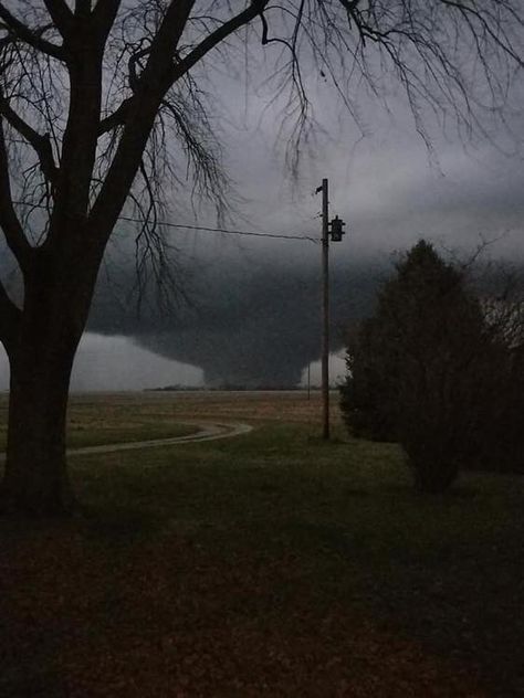 Tornadic mischief south of Taylorville, IL. Photo credit: Charles Wolfe Ef5 Tornado, Tornado Pictures, Weather Photography, Tornado Alley, Storm Chaser, Haunting Photos, Storm Chasing, I Love Rain, Wild Weather