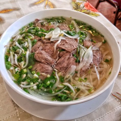 Bistro Pho Viet Nam Vietnamese Breakfast, Viet Food, Vietnam Food, Vietnamese Restaurant, Asian Soup, Vietnamese Cuisine, Best Street Food, Beef And Noodles, Bowl Of Soup