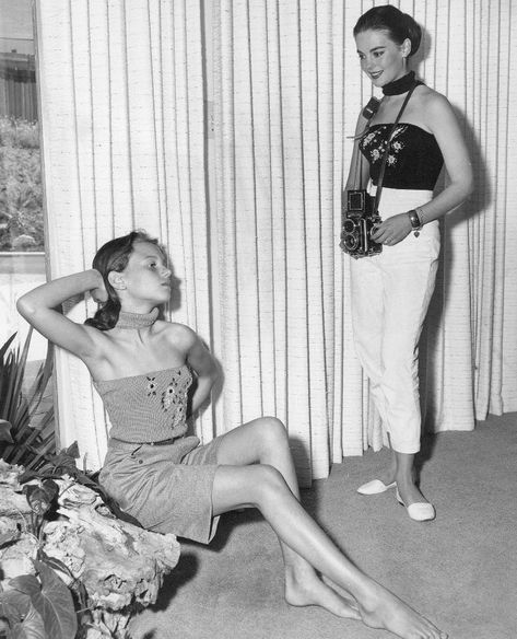 Lana Wood and Natalie Wood in the 1950s. Lana Wood, Famous Families, Wood Fashion, Girls With Cameras, Splendour In The Grass, Natalie Wood, Actrices Hollywood, Hollywood Star, Picture On Wood