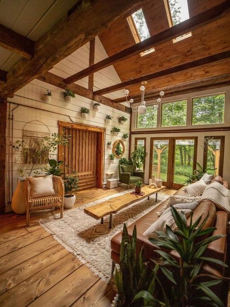 Boho Log Cabin, Cabin Style Living Room, 2021 Interior Design Trends, Ecological House, Log Cabin Interior, Cozy Log Cabin, Casa Country, Log Cabin Homes, Patio Interior