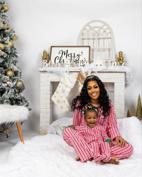 Family Christmas Pictures Single Mom, Christmas Photoshoot Ideas Mom And Daughter Black, Mommy And Baby Christmas Pictures, Mom And Daughter Christmas Photoshoot Black, Single Mom Christmas Pictures, Mom And Daughter Christmas Photoshoot, Mommy Daughter Photography, Family Christmas Pictures Outfits, Mommy Daughter Photoshoot