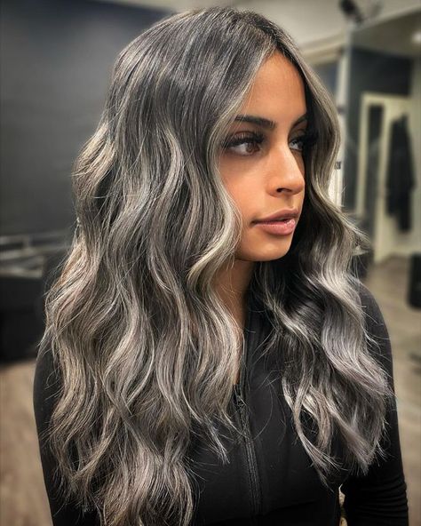 Rogue Streak Or Money Piece? Whatever You Call It, It’s Still Dominating Instagram This Winter! Money Piece Grey Blending, Blended Money Piece, Gray Money Piece Hair, Brown And Silver Hair, Charcoal Hair, Black White Hair, Beige Highlights, Grey Hair Coverage, Beige Hair