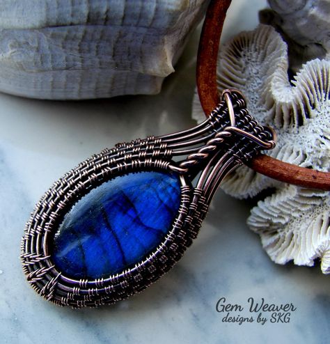 Labradorite and copper wire wrapped pendant, designs by Sandra Garrigus Wire Pendants, Pendant Designs, Wire Wrapped Stone Jewelry, Stone Bead Jewelry, Chainmail Jewelry, Wire Jewelry Designs, Wire Wrapping Stones, Necklace Patterns, Wire Work Jewelry