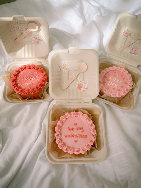 Lunch Box Cakes Valentines, Lunchbox Cakes Valentines, Cute Lunch Box Cake Ideas, Valentine’s Day Lunch Box Cake, Valentines Lunchbox Cake, Lunch Cake Ideas, Bento Box Cake Aesthetic, Heart Lunchbox Cake, Valentines Bento Cake