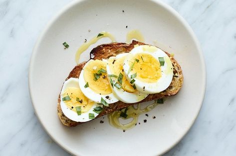 Cloud Eggs, Healthy Breakfast Toast, Toast Recipe Breakfast, Chicken Honey, Pastas Recipes, Lunch Box Bento, Hard Boiled Egg, Breakfast Low Carb, Overnight Oat