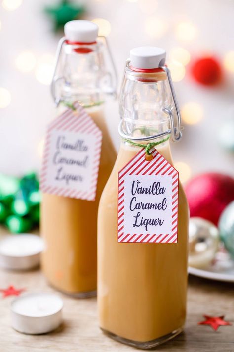 Homemade Caramel Vanilla Liqueur - Miss Wish Chocolate Dessert Charcuterie Board, Hot Chocolate Dessert, Homemade Liqueur Recipes, Vanilla Liqueur, Diy Gifts In A Jar, Dessert Charcuterie, Pear Vodka, Gifts In A Jar, Hot Chocolate Spoons